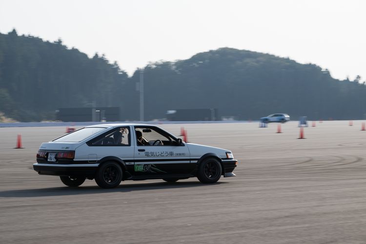 Mencoba Toyota AE86 Sprinter Trueno BEV di fasilitas Toyota di Shimoyama, Aichi, Jepang