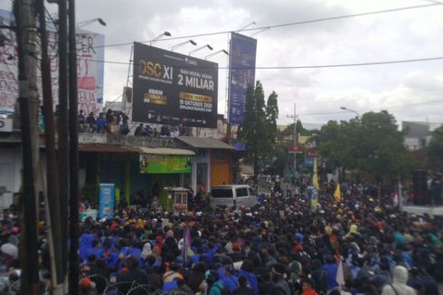 Ribuan Mahasiswa Jember Demo Tolak UU Cipta Kerja, Gelar Sidang Rakyat di Atap Ruko