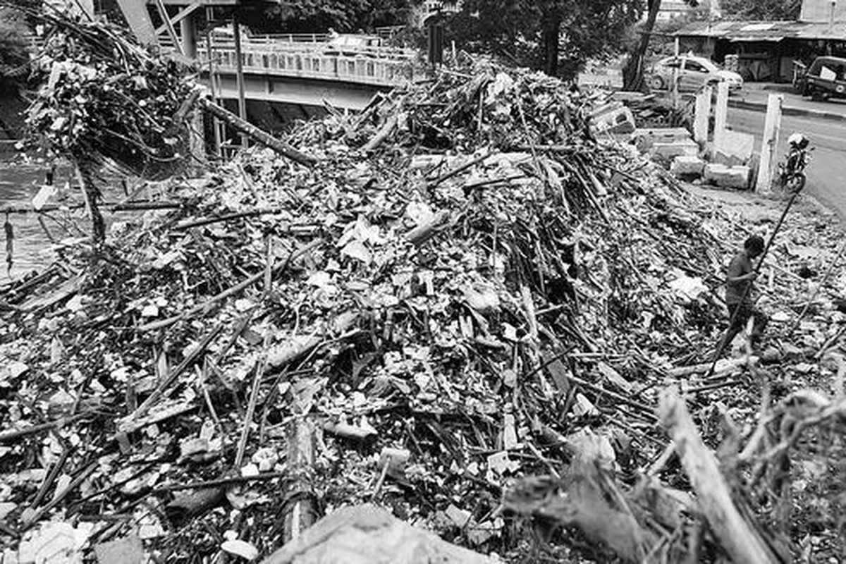 Naiknya debit Sungai Ciliwung pada musim hujan turut menambah volume sampah dari kawasan hulu yang menumpuk di pintu air Manggarai, Jakarta, Jumat (24/2). Dalam sehari, sekitar 10 truk sampah diangkut dari lokasi ini, padahal biasanya hanya 3-4 truk.