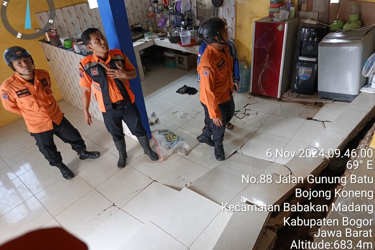 Kondisi rumah rusak akibat tanah bergerak di Desa Bojong Koneng, Kecamatan Babakan Madang, Kabupaten Bogor, Jawa Barat, Rabu (6/11/2024).