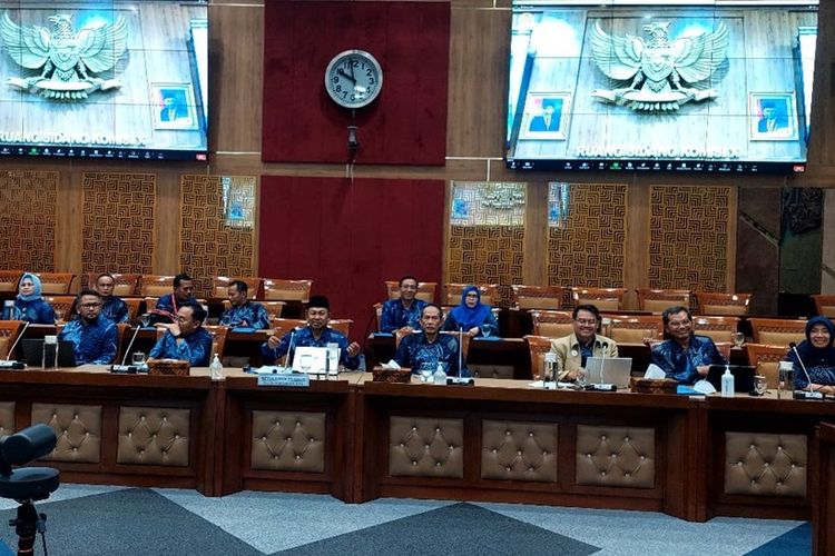 Jajaran Pengurus Besar ABKIN dan Divisi-divisi PB ABKIN dalam Rapat Dengar Pendapat bersama Komisi X DPR RI.