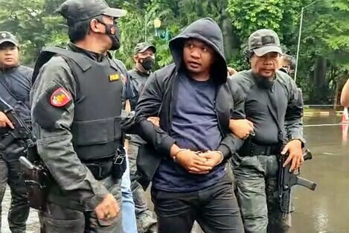 Debt Collector bernama Erick Johnson Saputra Simangunsong yang membentak polisi tiba di Mapolda Metro Jaya, Kamis (2/3/2023).