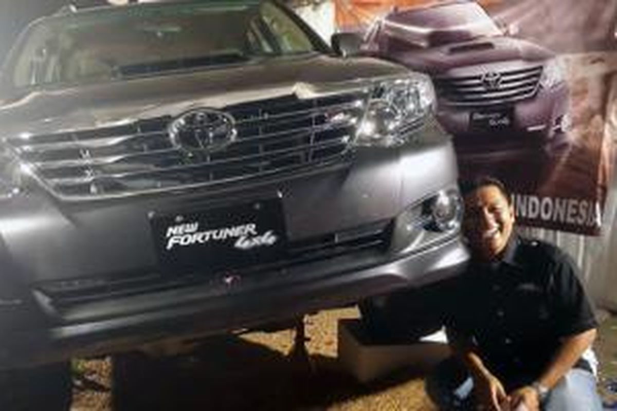 Salah satu anggota ID42NER berpose di Toyota Fortuner Diesel 4X4.