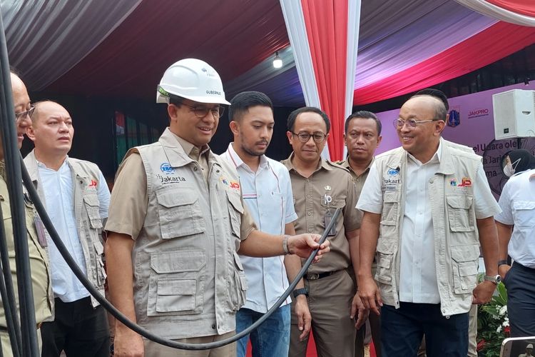 Gubernur DKI Jakarta Anies Baswedan menghadiri kegiatan penurunan kabel oleh penyedia jaringan utilitas di area parkir Pasar Mampang Prapatan, Jakarta Selatan, Senin (5/9/2022).