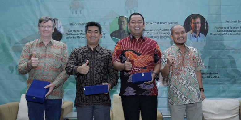 Wali Kota Semarang Hendra Prihadi (dua dari kiri) berfoto bersama narasumber lain usai menjadi pembicara dalam The 2nd International Conference on Smart City Innovation (ICSCI) 2019 di gedung ITC Universitas Diponegoro, Rabu (9/10/2019).
