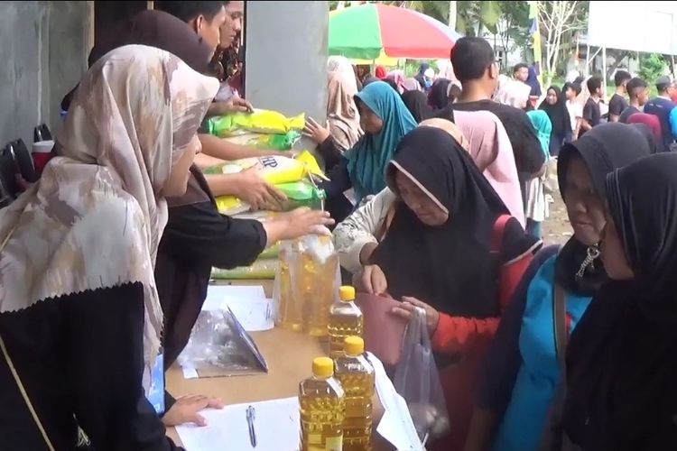 Jelang bulan suci Ramadhan, sejumlah pihak di Kabupaten Kebumen menggelar pasar murah bahan pokok masyarakat pada Selasa (5/3/2024).