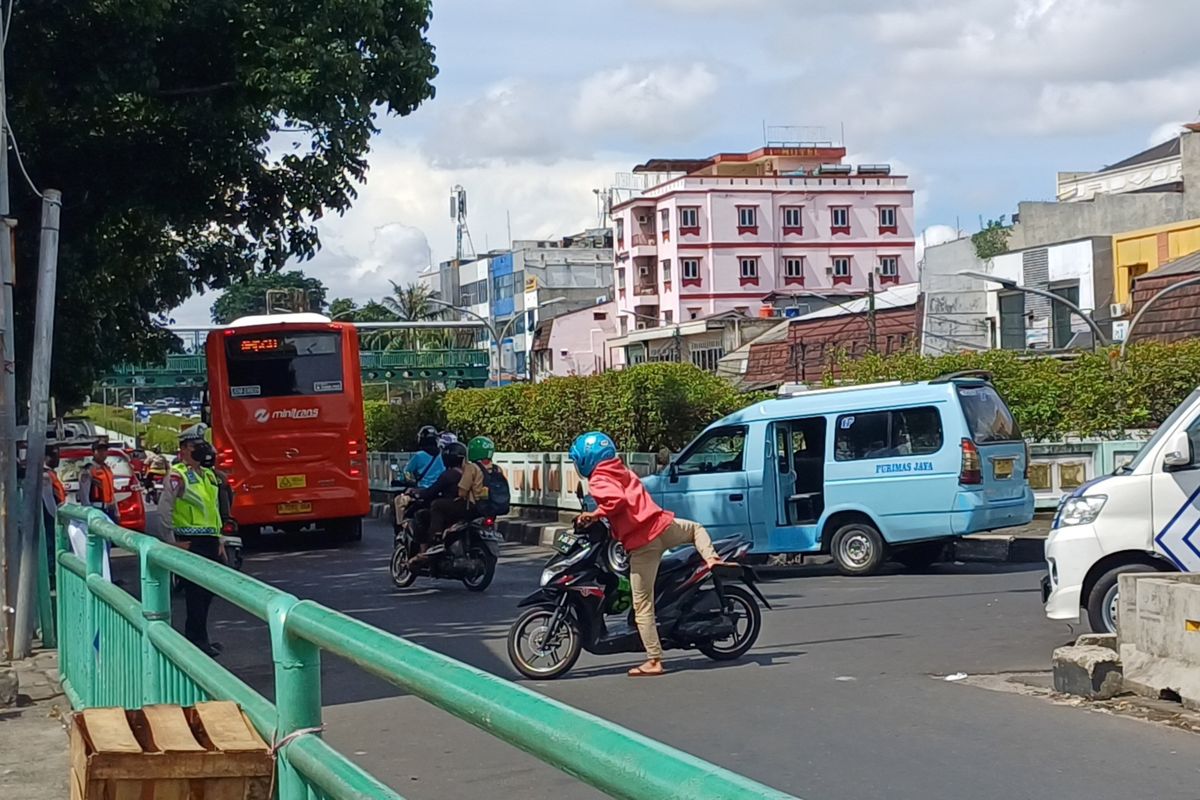 Potret pengendara motor yang diminta untuk melewati jalur yang benar saat hendak melawan arah di simpang Pasar Minggu, Jakarta Selatan, Rabu (6/3/2024).