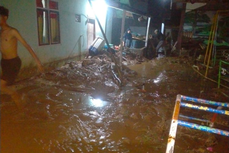 Banjir Bandang Terjang Subang, 7 Rumah Terdampak, Jalan Kabupaten Tertutup Lumpur