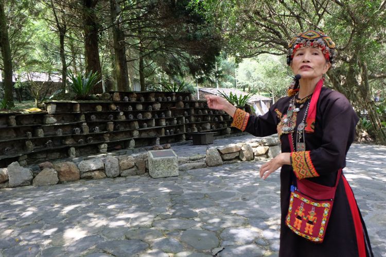 Pemandu wisata di Formosan Aboriginal Culture Village sedang menjelaskan tiruan lokasi pemukiman suku asli Taiwan.