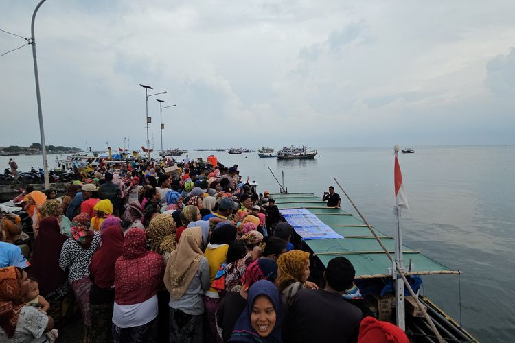 Warga Gili Ketapang berebut air kemasan saat mendapat bantuan air bersih pada Selasa (3/12/2024).