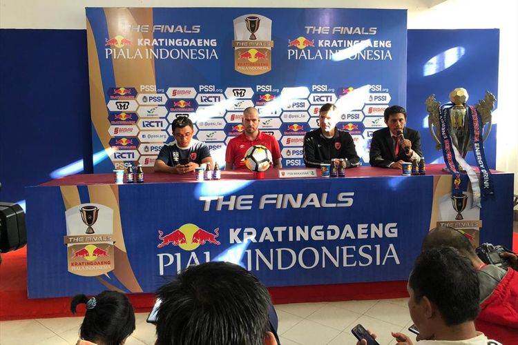 Gelandang PSM Makassar Wiljan Pluim (merah) dan pelatih PSM Makassar Darije Kalezic (tengah hitam) saat menghadiri konferensi pers jelang laga final Piala Indonesia di Stadion Andi Mattalatta, Senin (5/8/2019).