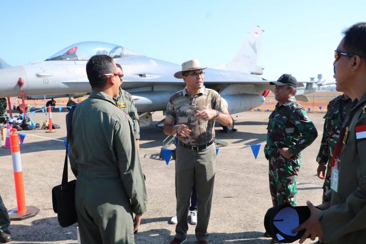 Konsulat Republik Indonesia untuk Darwin, Australia, Gulfan Afero berbincang dengan para penerbang F-16 Fighting Falcon TNI AU.