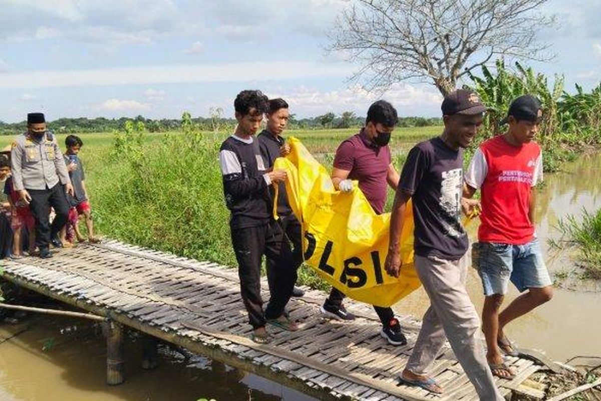 Mayat bayi berjenis kelamin laki-laki ditemukan mengambang di bantara kali kawasan Kampung Kandang Gede, Desa Bakung, Kecamatan Kronjo, Kabupaten Tangerang, Rabu (5/6/2023). Bayi tersebut dibuang oleh ibu kandungnya sendiri, Kamrah.