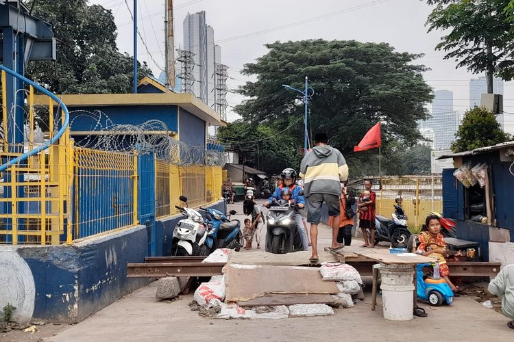 Pelintasan Sebidang di Jalan Tenaga Listrik, Tanah Abang, Jakarta Pusat, ditutup. Akibatnya truk pengangkut sampah tak bisa melintas.