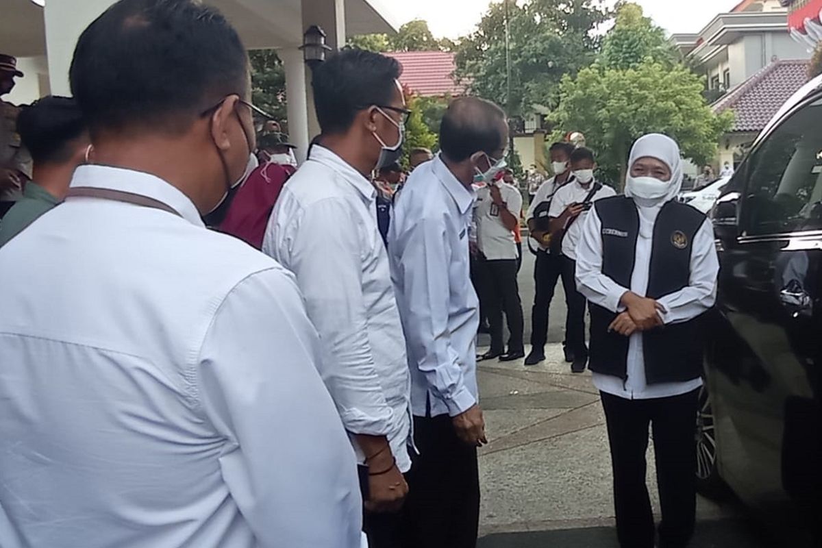 Kunjungi Kabupaten Magetan Gubernur Jawa TImur Khofifah Indar Parawansa berjanji akan memberikan tambahan kuota vakisn sebanyak 20.000 vial untuk pelaksanaan vaksinasi massal yang difokuskan kepada lansia dengan risiko tinggi terpapar covid 19.