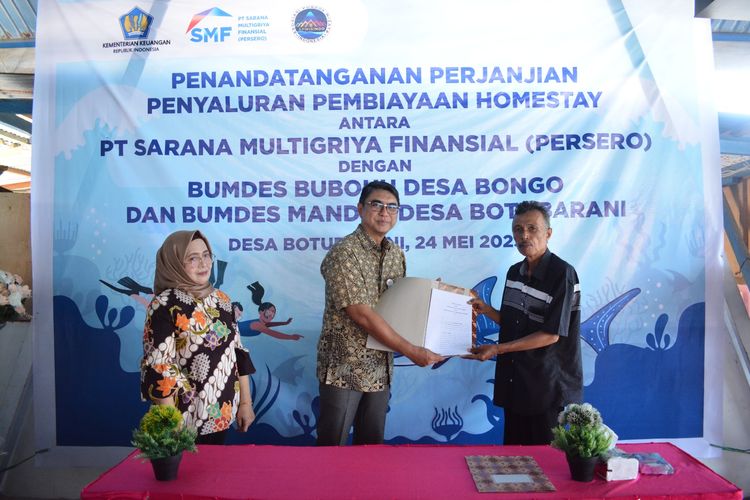 Direktur Keuangan dan Operasional SMF Bonai Subiakto menandatangani naskah perjanjian Kerja Sama Pembiayaan Homestay di Dua Desa di Gorontalo, pada Rabu (24/5/2023) di Desa Botubarani, Bone, Gorontalo.