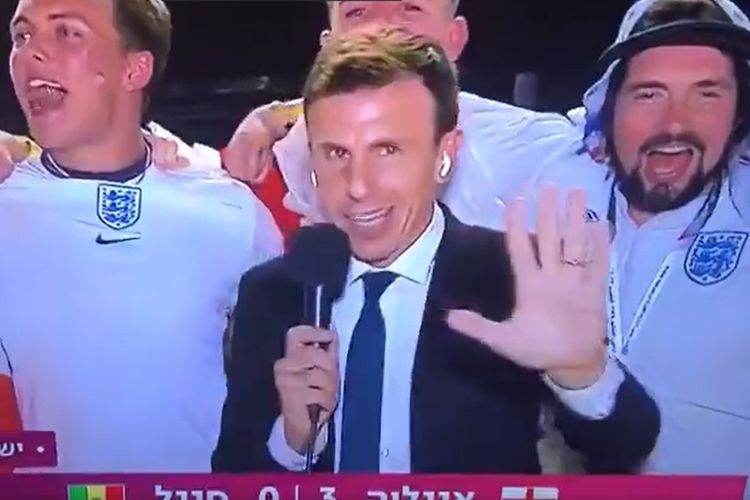 Tangkapan layar dari video reporter TV Israel mewawancarai sekelompok suporter timnas Ingggris di Piala Dunia 2022 setelah laga vs Senegal, lalu kaget ketika ada yang menjawab, Bebaskan Palestina!