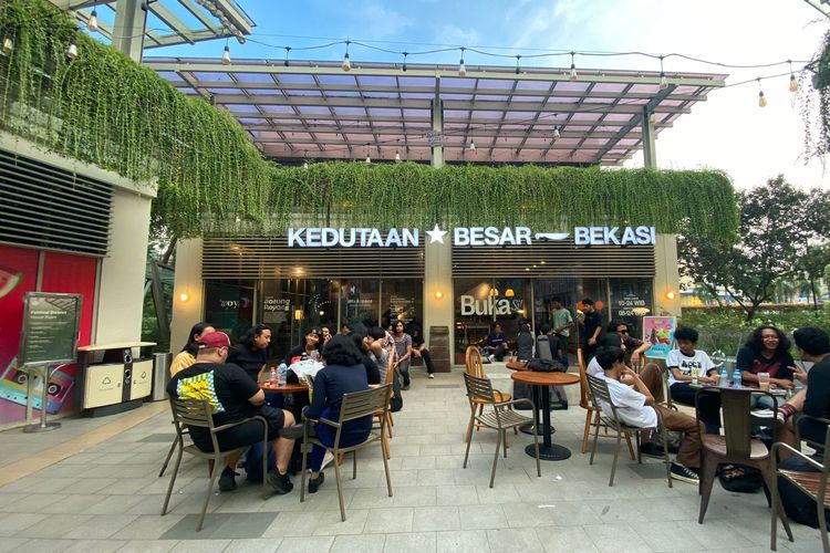 Kopi Kedubes (kedutaan Besar) Bekasi yang berada di Grand Galaxy Park Mall, Bekasi. 