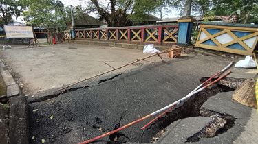 Jembatan Kampung Kramat Cipayung Ambles Lagi, Warga Minta Perbaikan Permanen