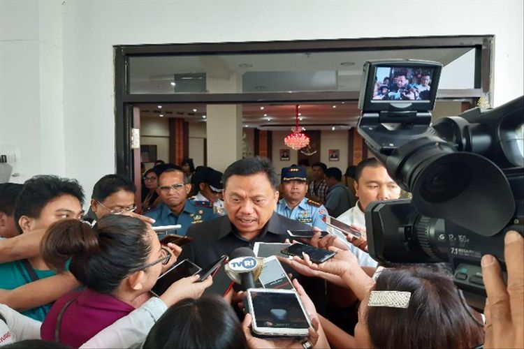 Gubernur Sulut Olly Dondokambey saat diwawancara sesuai rapat paripurna di Kantor DPRD Sulut, Senin (8/7/2019) pukul 13.23 Wita