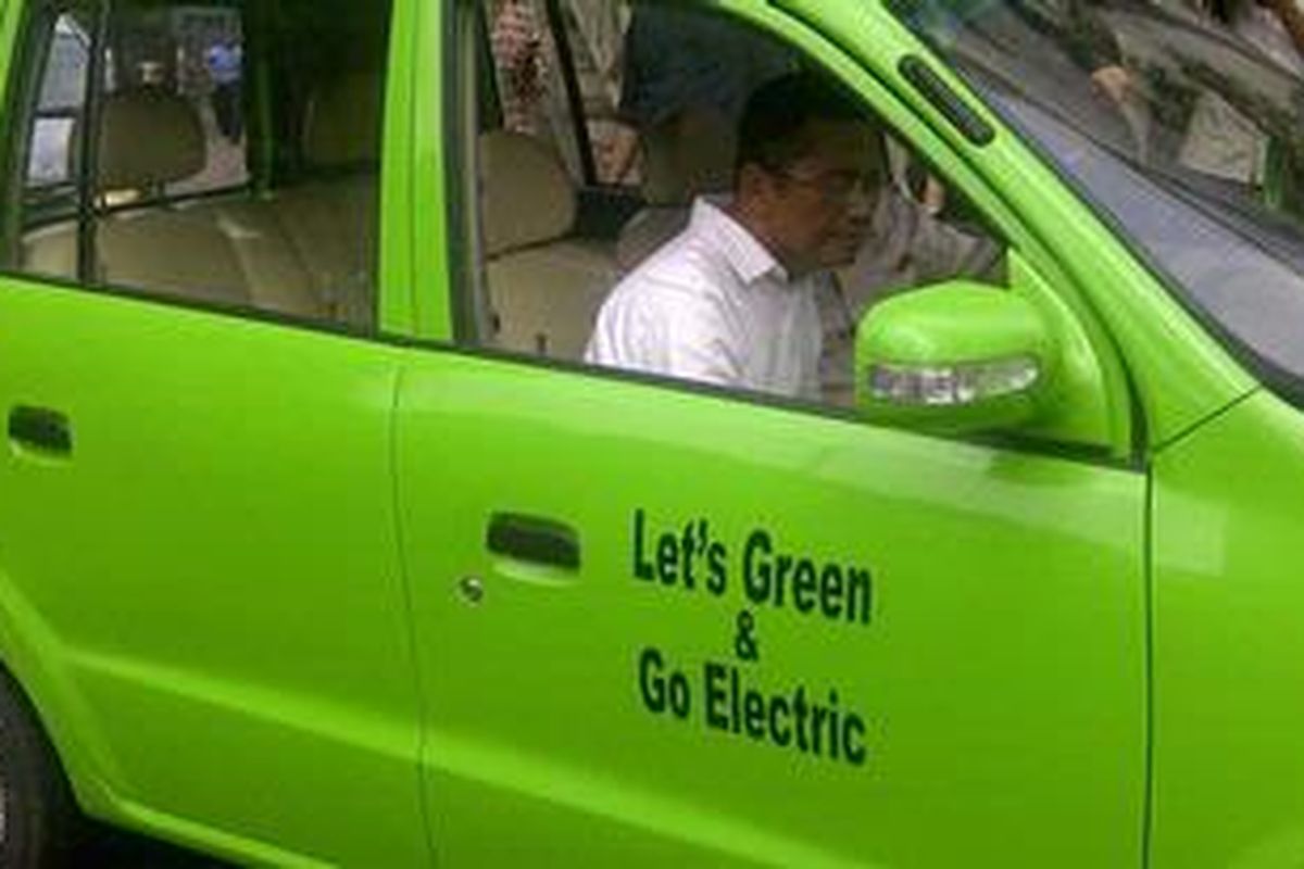 Dahlan Iskan mengendarai mobil listrik dan sampai di kantor BPPT Jakarta, Senin (16/7/2012).