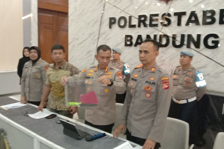Kapolrestabes Bandung Kombes Pol Budi Sartono perlihatkan barang bukti dan pelaku yang merupakan pedagang baju bekas yang ancam konsumennya dengan pisau di Pasar Gedebage, Kota Bandung.