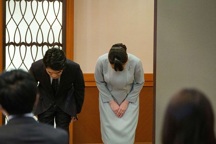 Putri Mako dari Jepang (kanan), putri sulung Putra Mahkota Akishino bersama suaminya Kei Komuro membungkuk dalam di akhir konferensi pers setelah mereka resmi menikah di Grand Arc Hotel Tokyo, Jepang, pada 26 Oktober 2021.