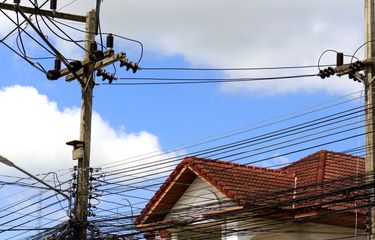 Ilustrasi tiang listrik di depan rumah, kabel listrik di depan rumah. 