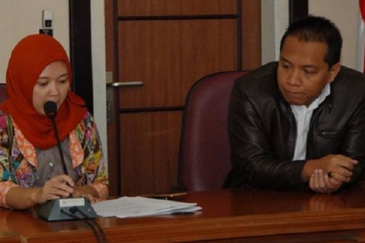 Komisioner KPI Pusat Dewi Setyarini didampingi Wakil Ketua KPI Pusat S. Rahmat Arifin saat membacakan putusan penjatuhan sanksi untuk Indosiar di kantor KPI Pusat, Senin, 20 Februari 2917.
