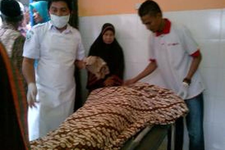 Masyarakat Kecamatan Jeumpa, digemparkan dengan penemuan mayat M.Amin, yang tewas dengan luka gorok di leher pagi tadi.Senin (16/2). DESI