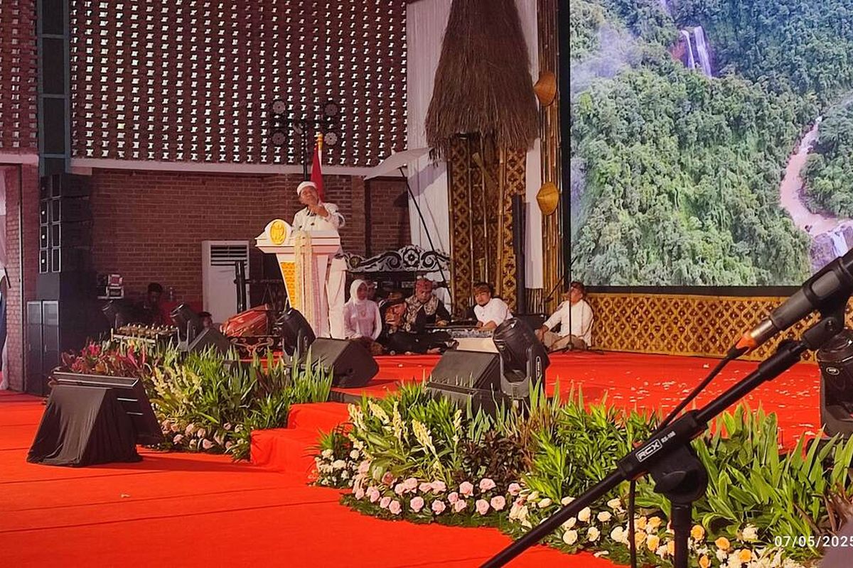 Dedi Mulyadi Gubernur Jawa Barat memberikan pidato pembuka kegiatan Musyawarah Perencanaan dan Pembangunan (Musrembang) Provinsi Jawa Barat di Gedung Bale Jaya Dewata Kota Cirebon pada Rabu (7/5/2025) siang