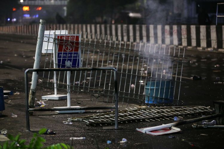 Sejumlah fasilitas umum mengalami kerusakan saat demonstrasi menolak UU Cipta Kerja di Jakarta, Kamis (8/10/2020). Halte transjakarta, alat berat, pos polisi, kendaraan dirusak dan dibakar massa.