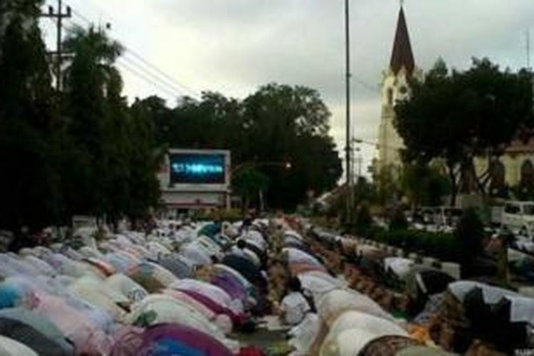 Peserta sholat Idul Adha di Masjid Agung Malang meluber sampai di depan Gereja GPIB Immanuel. 