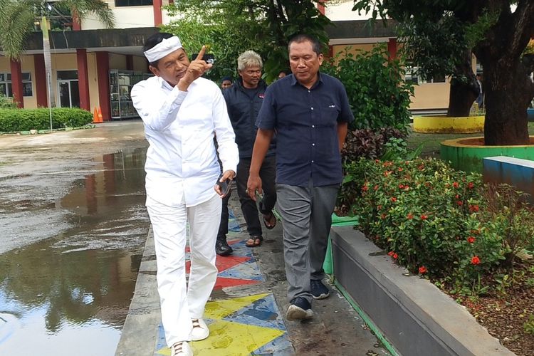 Gubernur Jawa Barat terpilih Dedi Mulyadi saat mendatangi SMAN 4 Karawang usai siswa protes tak bisa mengikuti SNBP, Kamis (6/2/2025).