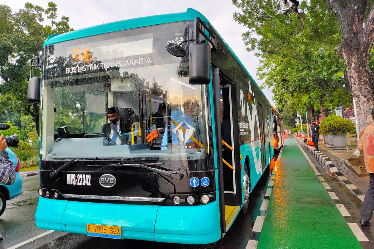 salah satu armada bus listrik transjakarta. Naik TransJakarta bisa bayar pakai GoPay mulai Januari 2023.