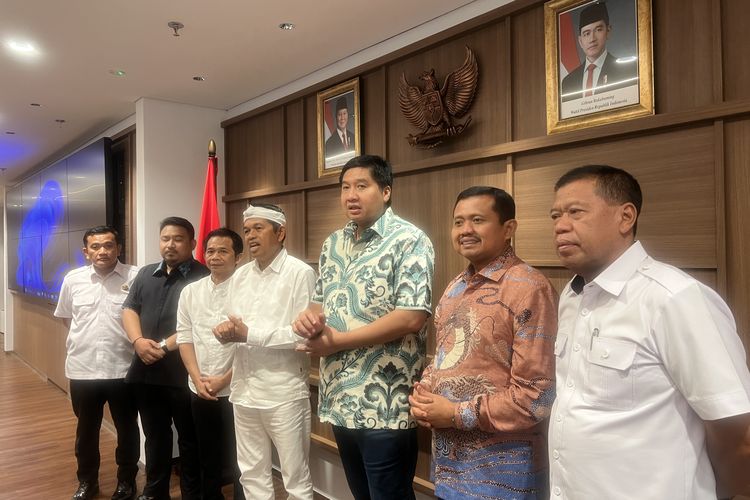 Menteri Perumahan dan Kawasan Permukiman (PKP) Maruarar Sirait bertemu dengan Gubernur Jawa Barat Dedi Mulyadi di Wisma Mandiri 2, Jakarta, Rabu (12/3/2025).

Tak hanya dengan Dedi, Ara juga mengumpulkan beberapa kepala daerah Jawa Barat di kantornya yakni Bupati Sumedang Doni Ahmad Munir, Bupati Majalengka Eman Suherman, Bupati Subang Ruhimat, serta Bupati Purwakarta M Taufiq Budi Santoso.
