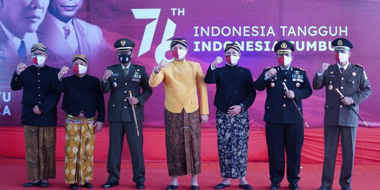 Bupati Wonogiri Joko Sutopo bersama Forkopimda melakukan sesi foto bersama usai mengikuti peringatan HUT Ke-76 RI di Pendopo Kabupaten Wonogiri, Jawa Tengah, Selasa (17/8/2021).

