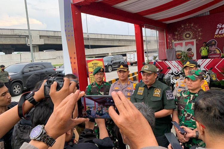 Anggota Komisi III Dewan Perwakilan Rakyat (DPR) Republik Indonesia RI Cucun Ahmad Syamsurijal saat mengunjungi Pos Terpadu Cileunyi Ops Ketupat Lodaya 2023, Kepolisian Resor Kota (Polresta) Bandung. 