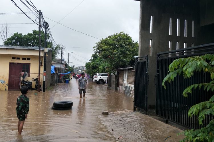 Banjir di kawasan Jalan Bali Raya, Cipinang Melayu, Jakarta Timur, Rabu (1/1/2019).