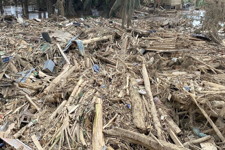 Tumpukan kayu gelondongan yang hanyut dari hulu sungai saat banjir bandang dan longsor melanda Aceh Tamiang sejak Rabu (26/11/2025). 