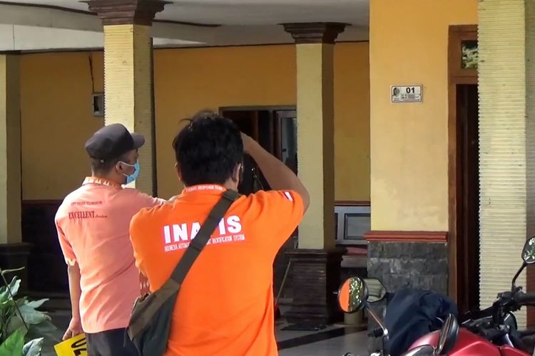 Tim Inafis Satreskrim Polres Tulungagung Jawa Timur, melakukan olah tempat kejadian perkara digaan perkosaan dan mengakibatkan korban meninggal dunia, Kamis (18/08/2022).