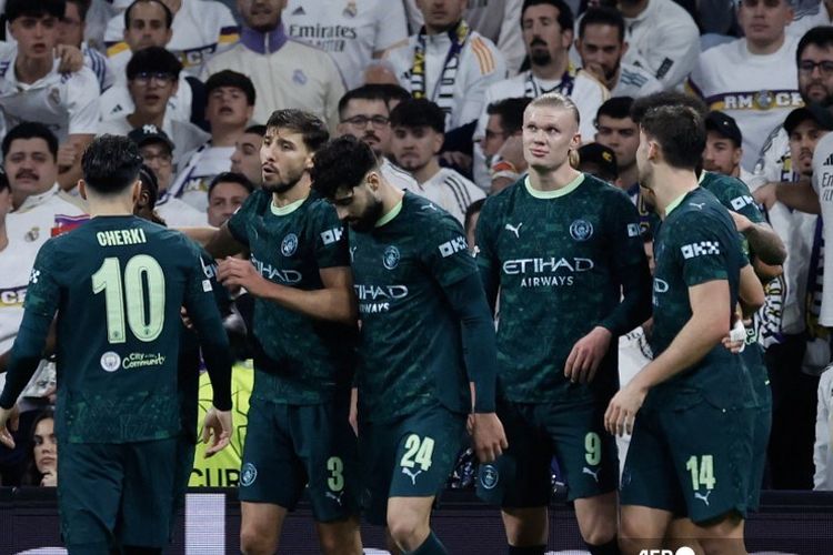 Penyerang Manchester City asal Norwegia Erling Haland (2R) merayakan gol  dari titik penalti pada laga pekan ke-6 Liga Champions Real Madrid vs Manchester City di Stadion Santiago Bernabeu di Madrid pada 10 Desember 2025.