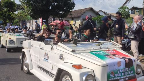 Naik VW Safari ke KPU, Sudaryanto-Agung Trijaya Daftar Pilkada Kabupaten Magelang