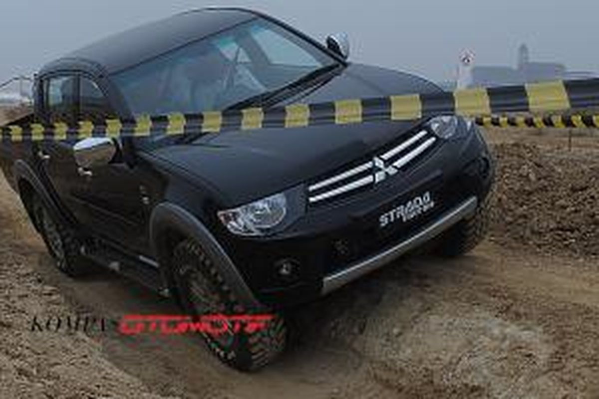 Mitsubishi Strada Triton Hi-Power melintasi rintangan di trek off-road ringan