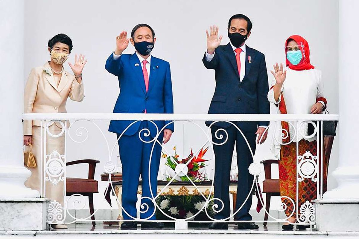 Indonesian President Joko Widodo and Japanese Prime Minister Yoshihide Suga as well as their wives greet the cameras at the Presidential Palace in Bogor, West Java (20/10/2020)(Dok. Biro Pers Sekretariat Presiden)