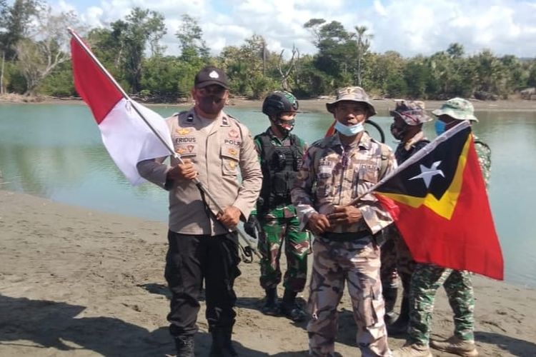 Iptu Albertus  Fridus Bere, saat patroli bersama Polisi Timor Leste di Perbatasan antara Indonesia-Timor Leste 