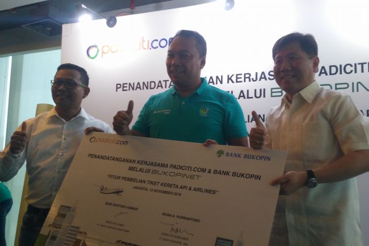 Direktur Konsumer Bank Bukopin Rivan A Purwantono dan Direktur Utama Indo Corpora Investama Budi Santoso Asmadi menandatangani kerja sama penjualan tiket kereta api dan pesawat di Jakarta, Selasa (13/11/2018).
