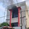 Bangunan 3 Lantai di Solo Terbakar, Petugas Pecahkan Kaca untuk Padamkan Api