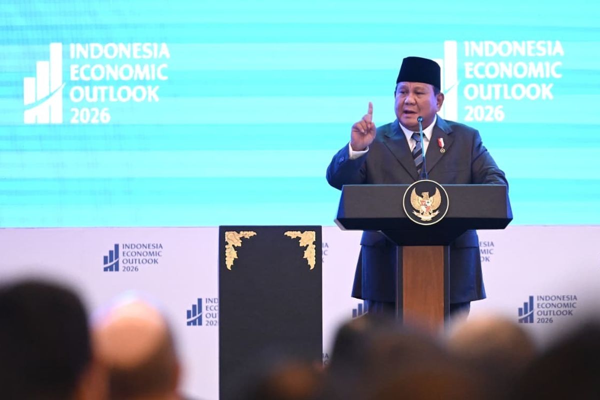 Presiden Republik Indonesia Prabowo Subianto mengapresiasi kinerja jajaran Kabinet Merah Putih pada tahun pertama pemerintahan pada acara Indonesia Economic Outlook (IEO) 2026, Jumat (13/2/2026). 
