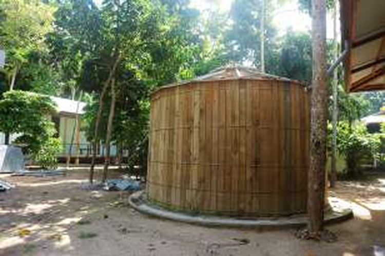 Pengadaan air bersih diambil dari berbagai proses termasuk rainwater harvesting. Di Pulau Bawah, terdapat tujuh tempat untuk rainwater harvesting.